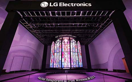 LG Stuns Global Leaders at APEC 2025 With a Grand Media Chandelier Made of Transparent OLED TVs