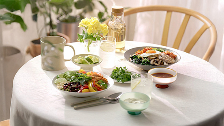 An image of a high-protein meal-prep setup featuring chicken bowls and an LG NeoChef™ with smart cooking modes.	