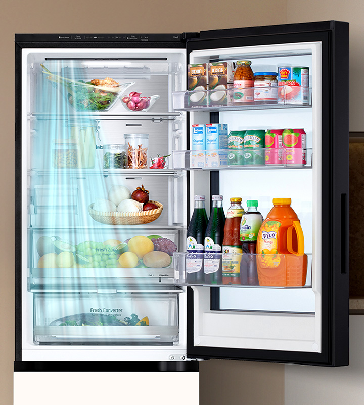Cold wind from the top of the refrigerator appears to protect the entrance of the refrigerator like an air curtain.