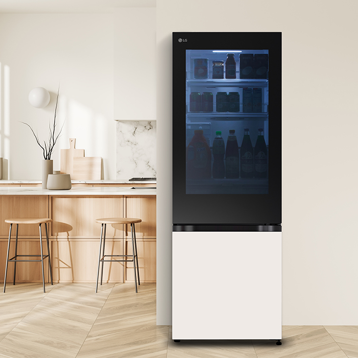 lg bottom freezer refrigerator with instaview in a modern kitchen..	
