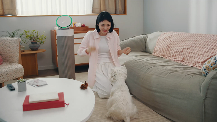 SHIN YE EUN resting in the living room with LG products
