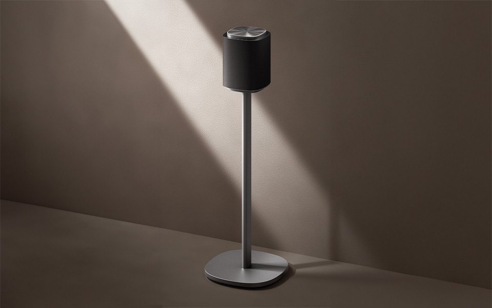 Sound Suite M7 is placed on the floor stand FS M-71.	