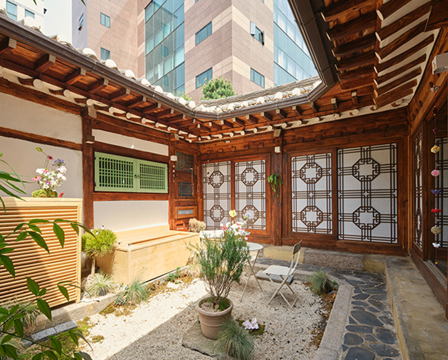 A view of a hanok guesthouse.	