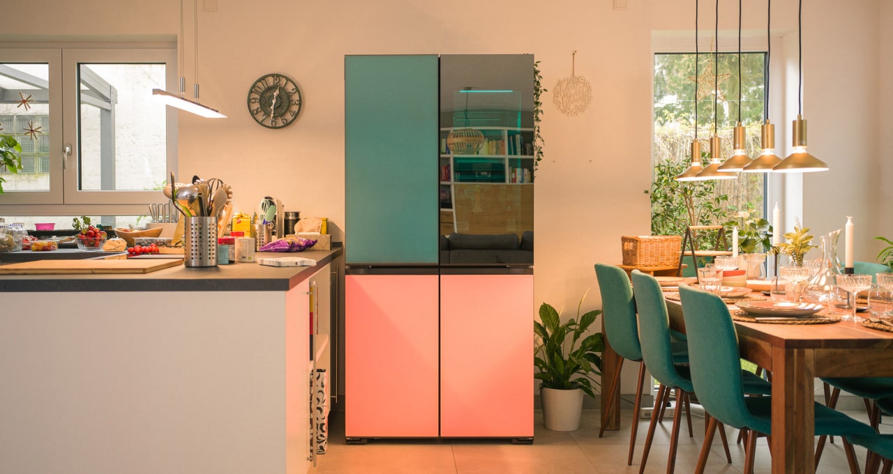 The LG MoodUP Refrigerator seamlessly blends with the kitchen’s interior.