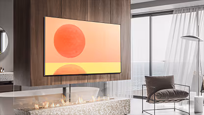 تلفزيون OLED G2 من إل جي معلق على الجدار في غرفة بنية وبيضاء مع ملحقات حمراء اللون