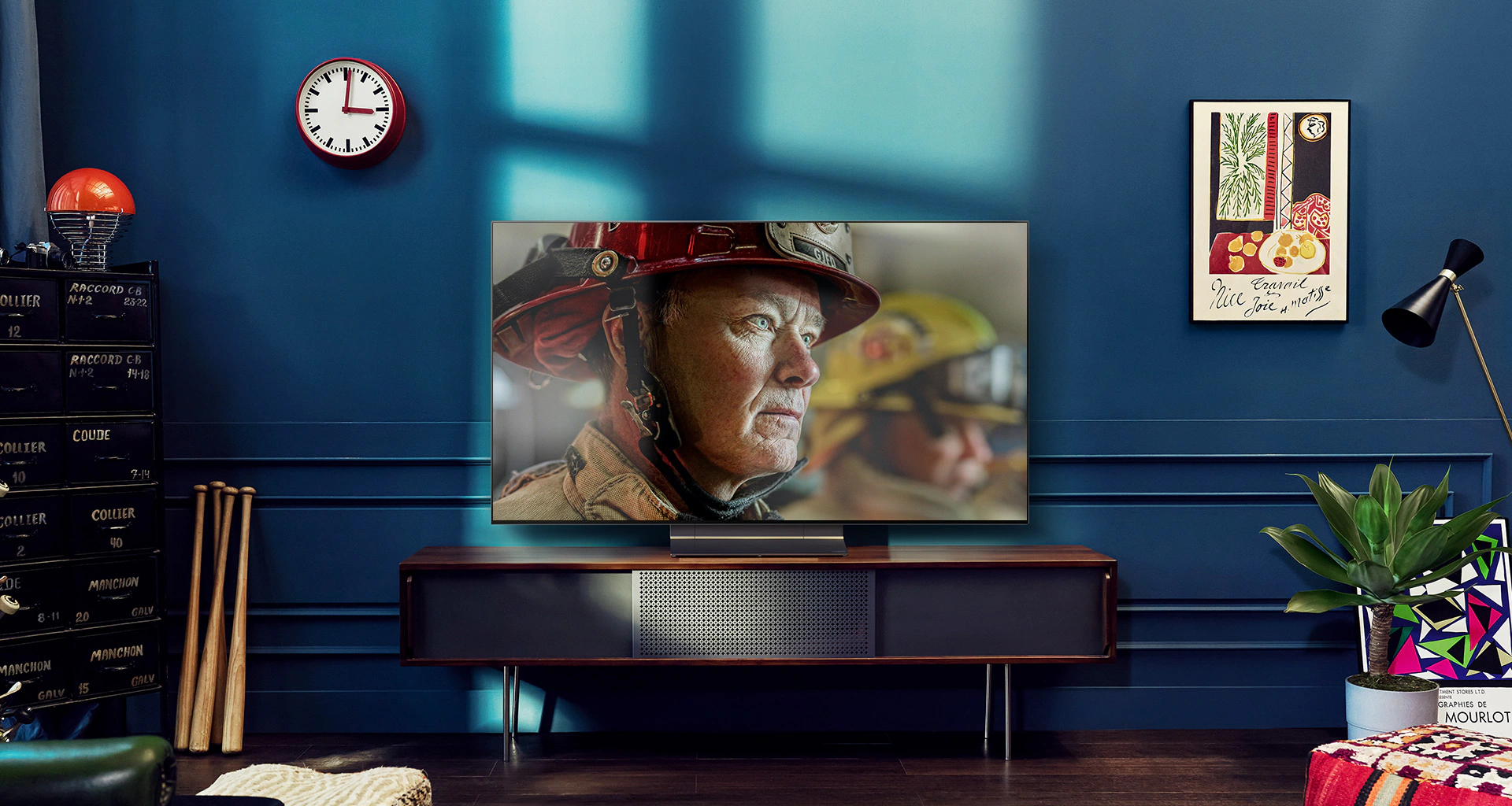 صورة يظهر بها تلفزيون OLED من إل جي المثبت على الجدار في غرفة بيضاء ومشرقة ذات ديكورات طبيعية. أثناء تغير الصورة، يتغير المشهد من النهار إلى الليل.