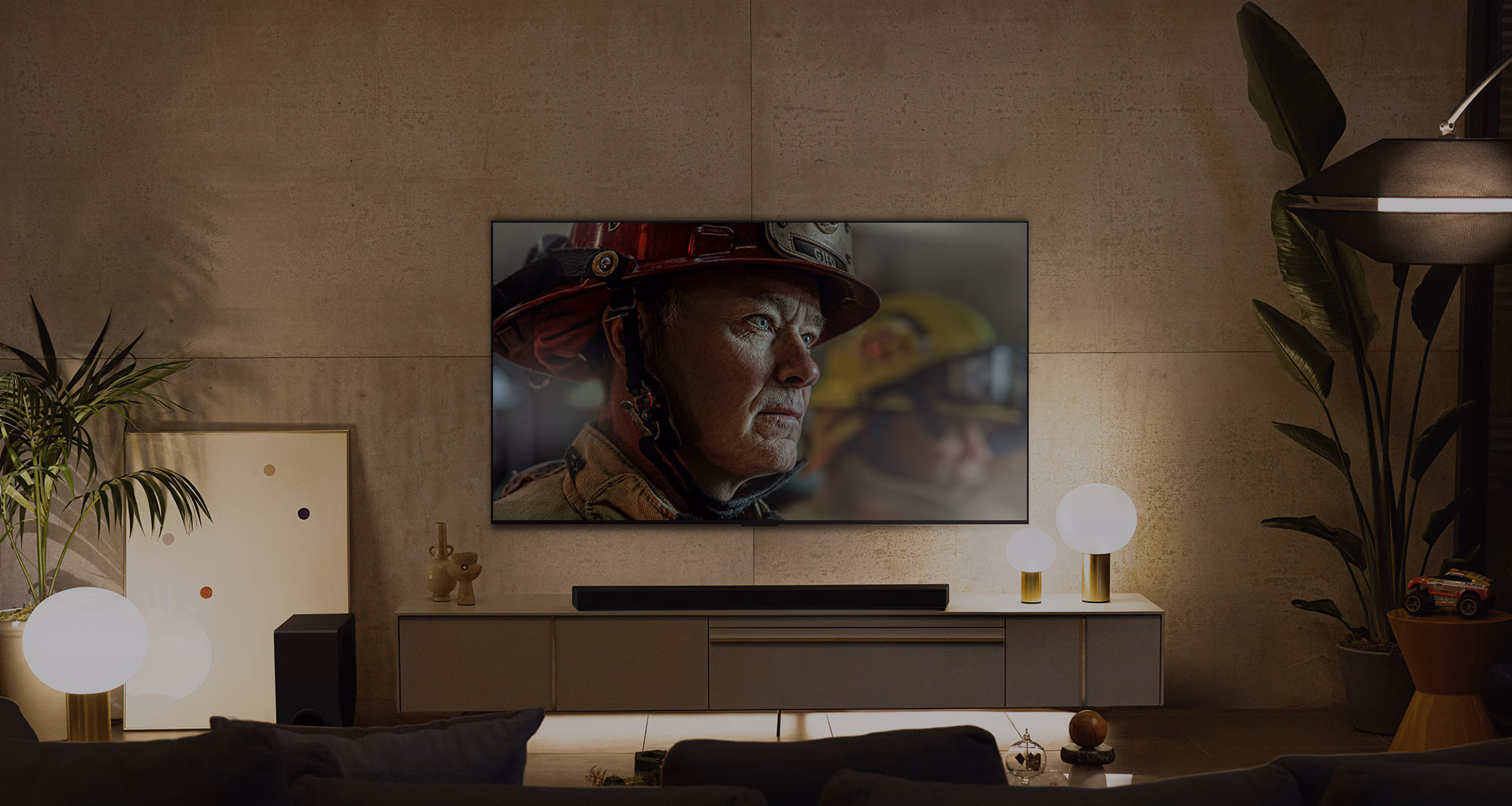 صورة يظهر بها تلفزيون OLED من إل جي المثبت على الجدار في غرفة بيضاء ومشرقة ذات ديكورات طبيعية. أثناء تغير الصورة، يتغير المشهد من النهار إلى الليل.