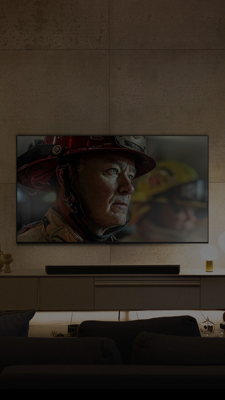 صورة يظهر بها تلفزيون OLED من إل جي المثبت على الجدار في غرفة بيضاء ومشرقة ذات ديكورات طبيعية. أثناء تغير الصورة، يتغير المشهد من النهار إلى الليل.